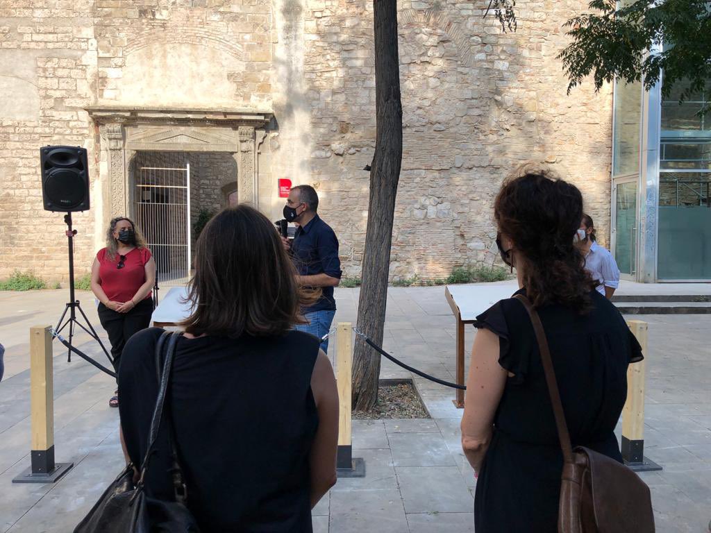 GassolMarina's tweet photo. Avui a #CiutatVella hem assistit amb la regidora @evabaror a la inauguració de la placa commemorativa de la Baró Istardipé #GranBatuda antigitana de 1749. Va ser Demanat en plenari per @ERCbcn per reparar les víctimes #PobleGitano
“Si hi ha un acte d’amor, aquest és la memòria” https://t.co/iCGiQlarWr