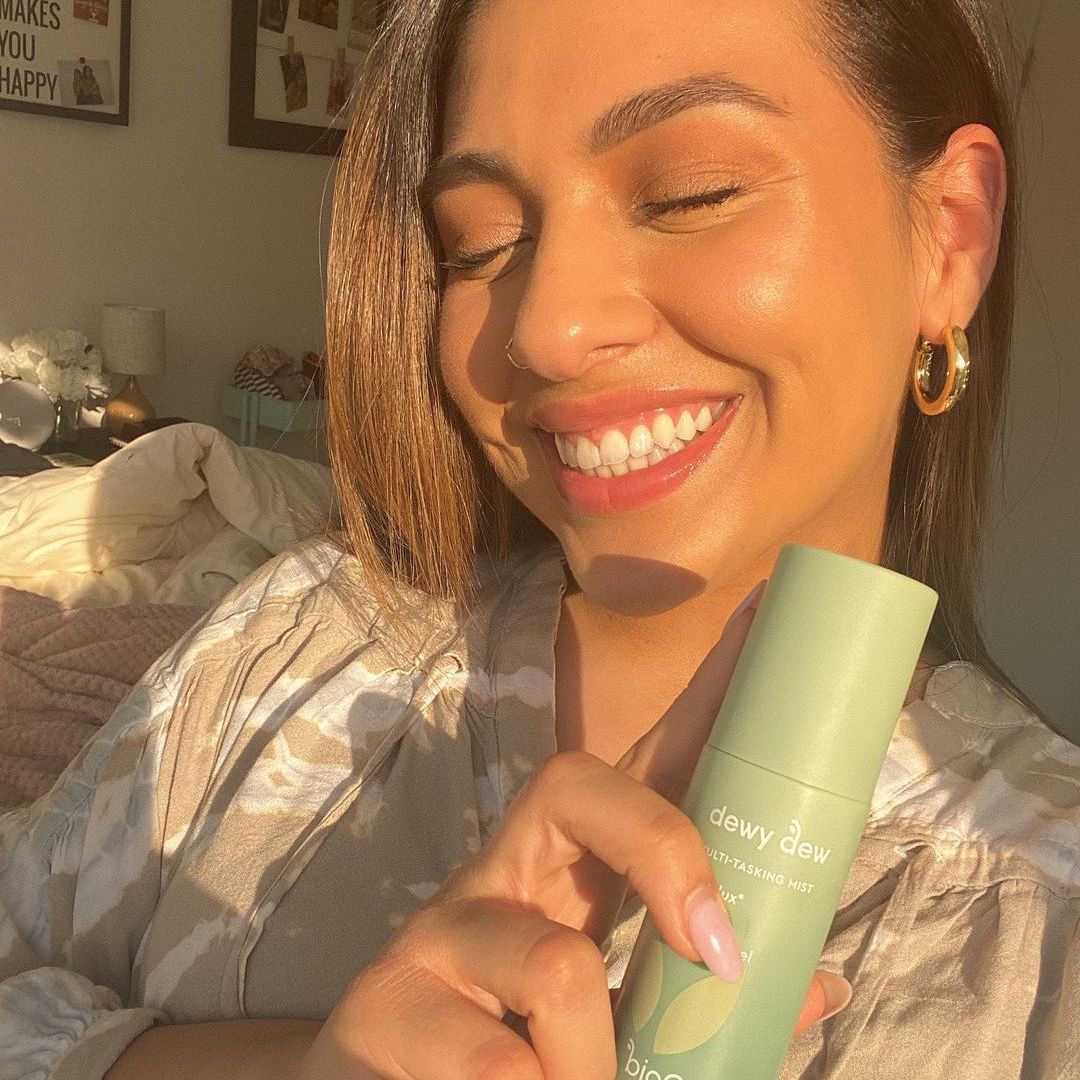 Did you know that Dewy Dew doubles as a makeup setting spray? 💄 This alcohol-free, multi-use facial mist helps refine pores, balances skin &amp; keeps makeup in place all day/night ✨