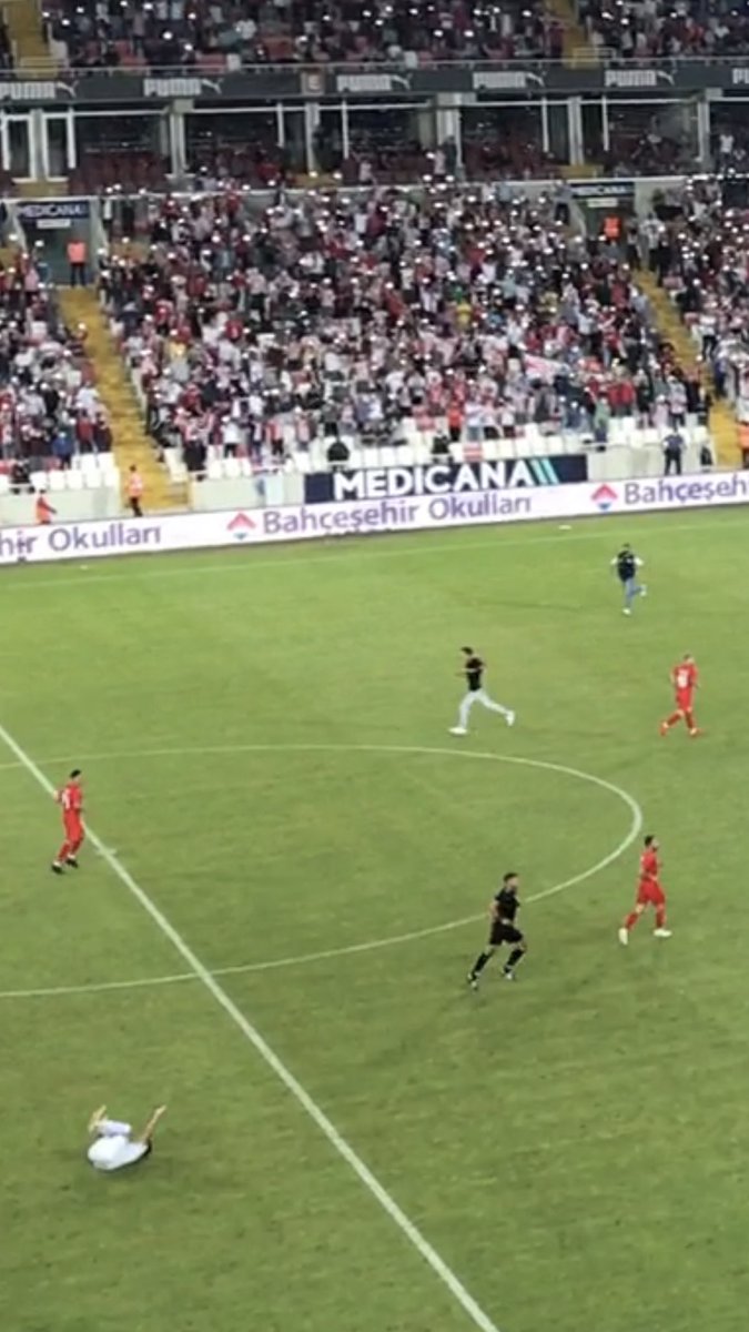 era58's tweet photo. #sivasspor #petrocup 58. Dakika. Tribün coşkusu. Sahaya dalan taraftar. Başkanın tepkisi. Saha içindeki kargaşa. Rakip yerde yuvarlanıyor. Uğur’a koşan taraftar. Hakem pozisyon takibinde 😄. Yani her şey curcuna… https://t.co/wE87iOiSWj