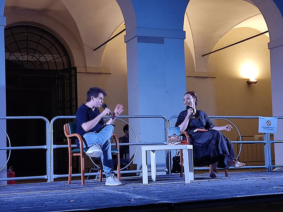 mammamary4666's tweet image. #paroledautore ad Albignasego, una serata in compagnia della splendida, simpaticissima e soprattutto donna @chiarafrancini , che ha presentato l&apos;ultimo libro Il Cielo Stellato Fa Le Fusa.
Grazie 😊