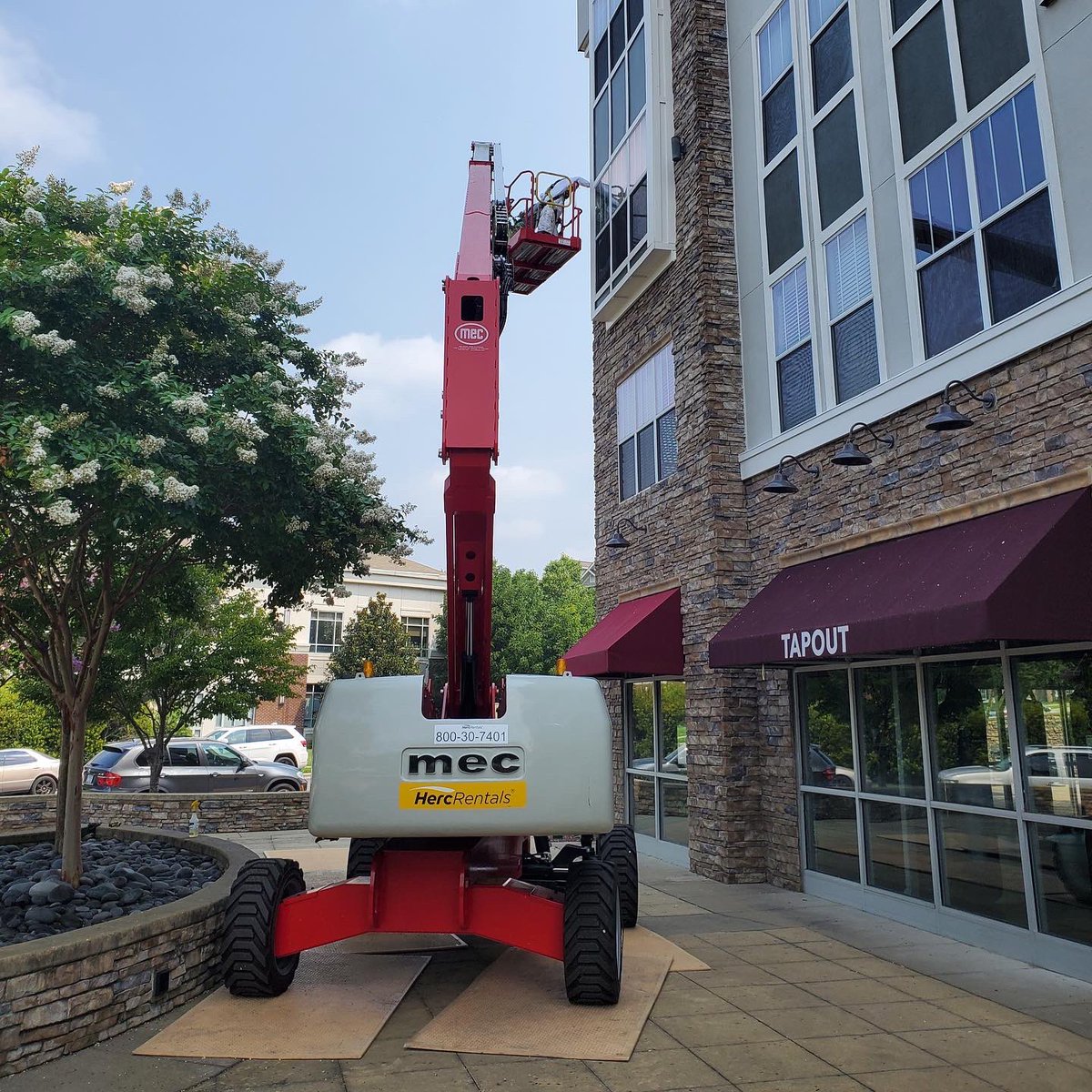 We are always grateful for a MEC lift to take us to those high places! <a href="/HercRentalsInc/">Herc Rentals</a> #boomlift #commercialpainter