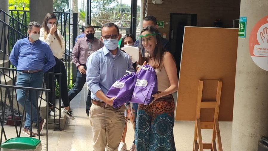 IUPascualBravo's tweet photo. Carmen Úsuga 👱‍♀️, nuestra Vicerrectora de Investigación y Extensión 👩‍🔬🧑‍🔬, estuvo presente en la entrega de las 2 mil caretas de bioseguridad 😷 a 37 instituciones educativas por parte de la Fundación Siemens y producidas por nuestro talento pascualino ❤️. https://t.co/EQzzXNpzPy