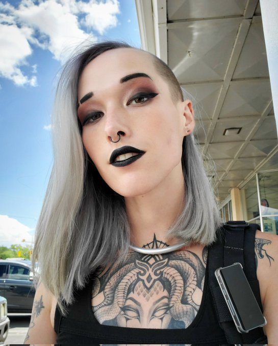 𝘔𝘪𝘴𝘴𝕽𝖊𝖉𝘓𝘪𝘯𝘦 - New hair, wassap 🔥 https://t.co/6iUuFBWhnV