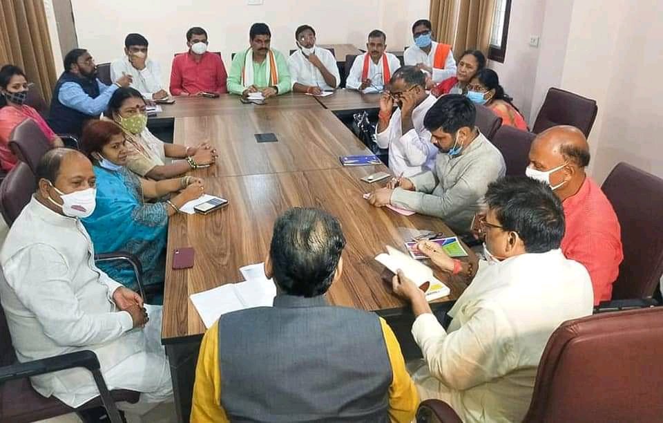 कल क्षेत्र कार्यालय रोहनिया पर आयोजित संगठनात्मक बैठक में प्रदेश प्रभारी आदरणीय श्री <a href="/RadhamohanBJP/">Radha Mohan Singh</a> जी का मार्गदर्शन प्राप्त हुआ।