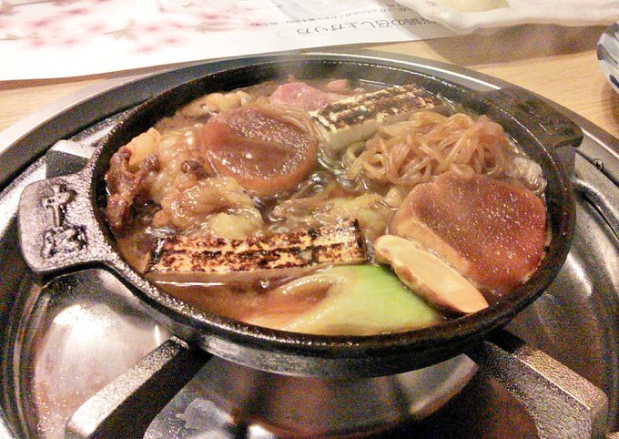 味が染み込んだお麩は最後にご飯にぶっかけて締めに食うと激ウマなので先に食べないようにお勧めされる桜鍋やユッケや馬肉寿司と参加者が置いたご自由にお持ち帰り下さいエロ同人誌置き場の写真w鍋小さくて2人一組で食べてたなぁ。思わぬ売れっ子さんと食べたりしてちょっと緊張した思い出。 