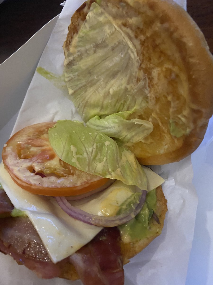 conocevallarta's tweet photo. Compre esta hamburguesa pero olvidaron ponerle la carne @CarlsJrMx tan cara e incompleta 😒¿alguien más le ha pasado? https://t.co/k3jYbGYBVA