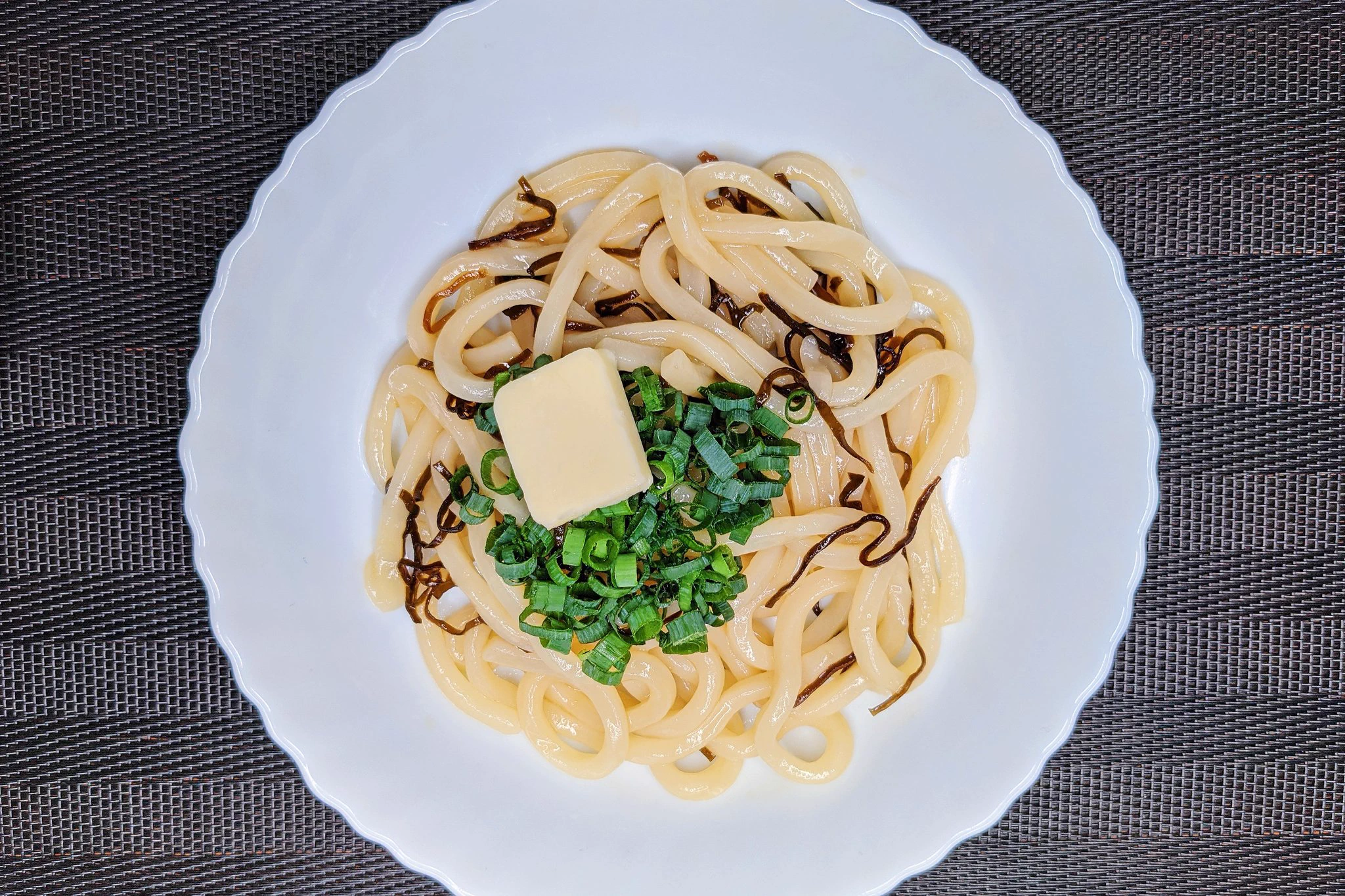 調味料を混ぜるだけで超簡単！？「激ウマ塩こんぶバターうどん」の作り方！