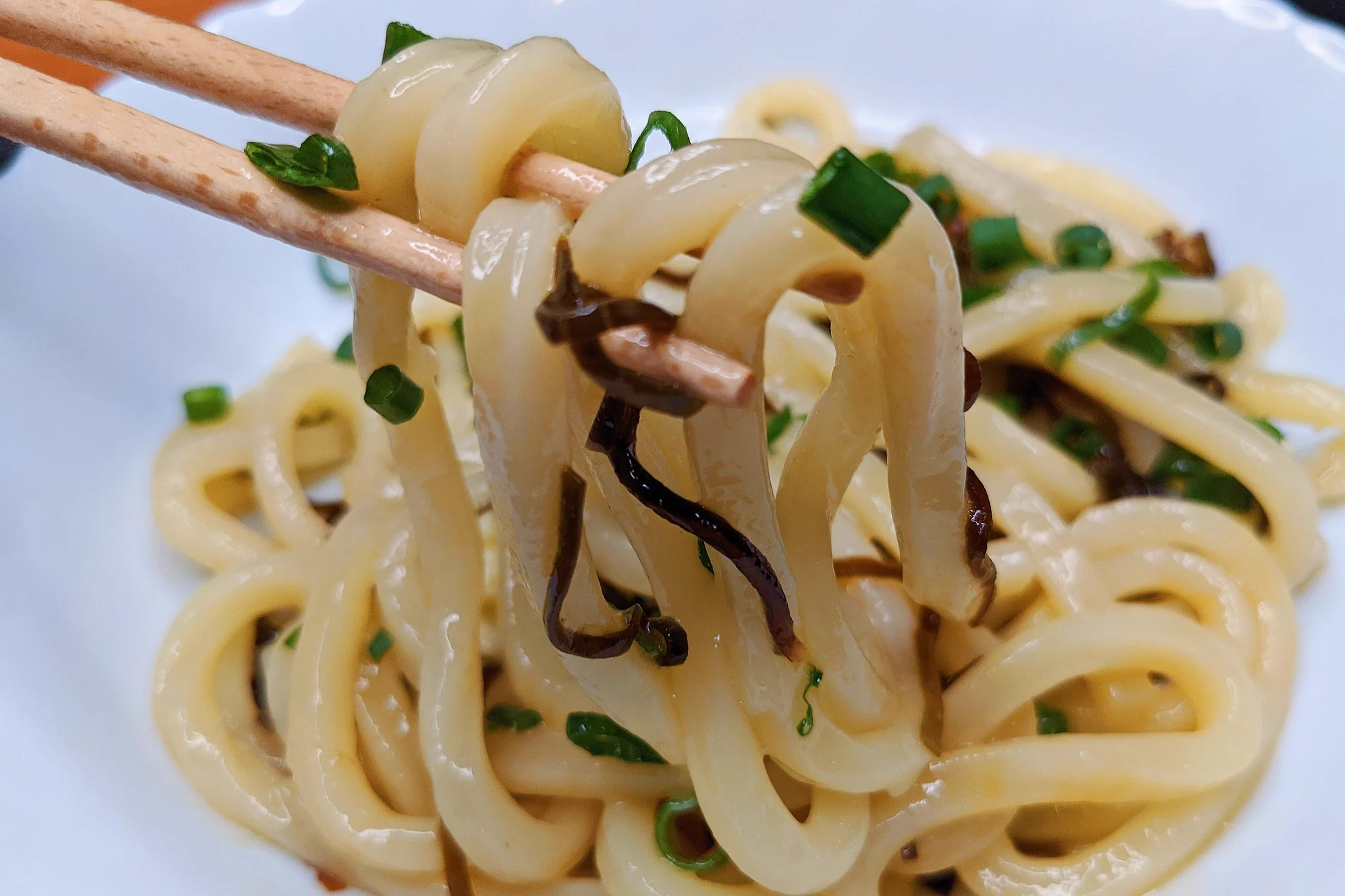 調味料を混ぜるだけで超簡単！？「激ウマ塩こんぶバターうどん」の作り方！