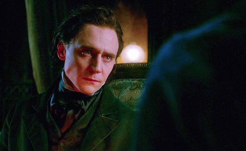 том хиддлстон багровый пик. кримсон багровый. миа васиковска багровый пик. Crimson багровый. багровый пик постер.