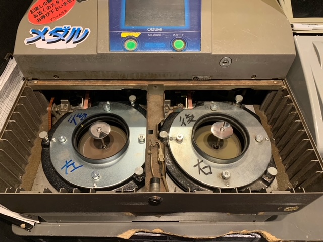 primehirai's tweet photo. メダル計数機の調子が悪く😫
昨日、オーイズミの技師に修理を
してもらいました❗️
技師から、こうした方がいい❗️や、
これがダメ、等の話を聞くのが好きで
色々質問してしまいます😅
そのうち、自分で直すかもしれません😆
＃プライム平井
＃オーイズミメダル計数機
＃MS2020 https://t.co/VPFESmk5ep