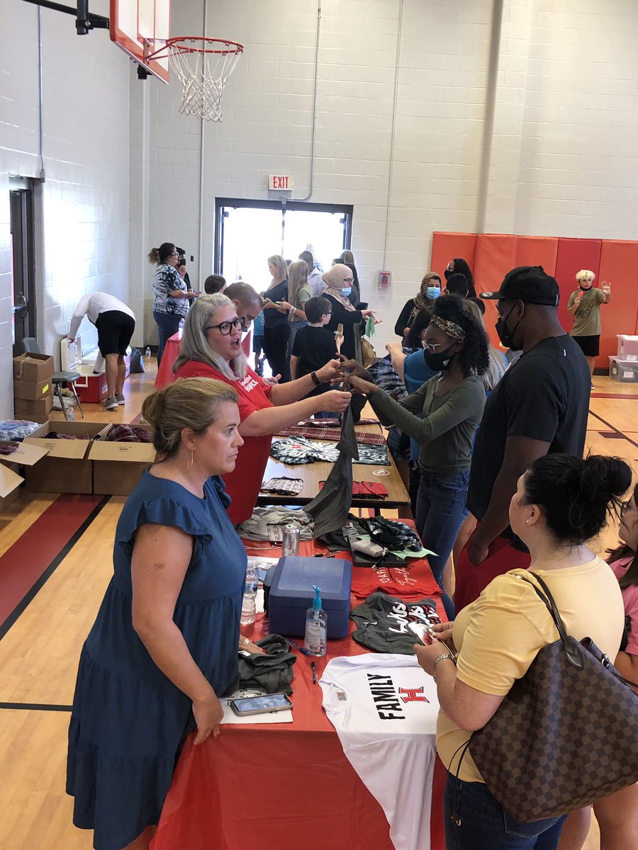 ambermhope's tweet photo. Packed house for 6th grade orientation! We loved seeing our @Hudson_Hawks ❤️🖤 HUGE shout out to our amazing planning committee who made this all happen! Until Monday…. #soarhawkssoar ❤️🖤 https://t.co/ht0L4yeysy