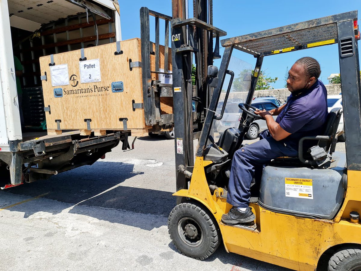 minnis_dr's tweet image. PMH is boosting its capacity to care for COVID patients with help from @SamaritansPurse with the addition of 2 medical tents and 18 beds. Thank you Samaritan’s Purse for once again proving to be a true friend to The Bahamas.