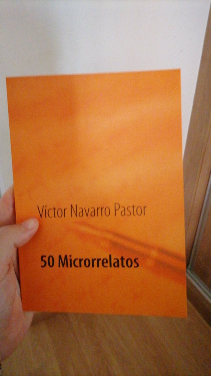 VctorNavarroPa2's tweet photo. Pues ya he empezado en el mundillo este de la literatura... No es una gran obra, ni siquiera una novela. Tiene menos de 50 páginas, pero es mía. Una recopilación de microrrelatos propios y dedicados a mi abuelo, muy fan siyo, que me pidió que los escribiera. 
@perezreverte https://t.co/KW6ghxwApW