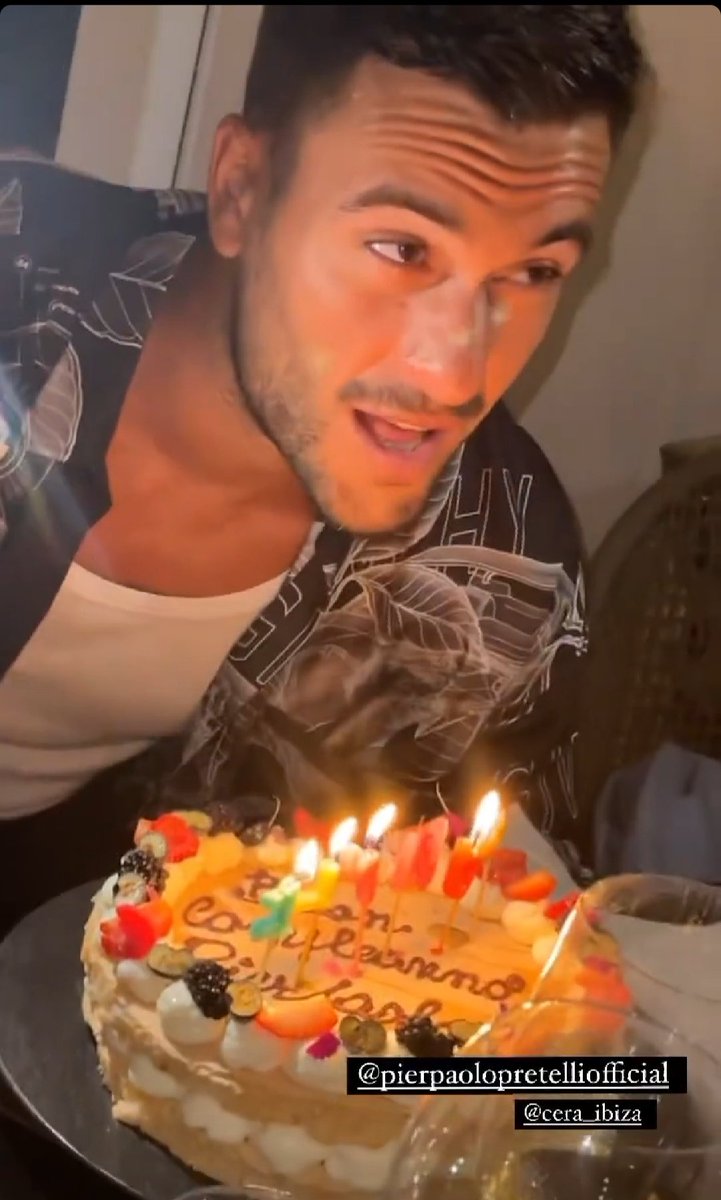 Overthinkerever's tweet photo. Ma uno può essere bono pure quando spegne delle cazzo di candeline su una torta?
Chiedo per me
Auguriii Pier!
#prelemi #hbdaypier https://t.co/e0Bh5pL2Eg
