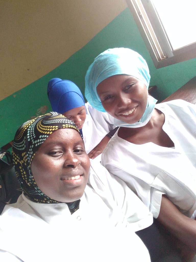 DialloFlb's tweet photo. On s'aime pour Allah. D'abord, camarade de classe, ensuite Fille d'honneur, et puis  amie pour tjrs. Quelle belle coïncidence? Elle obtient à la fois son diplôme d'Infirmière d'État et puis un mari. heureux ménage à toi Rouguiatou Bah. @BOULLERE997 https://t.co/H27diNahKK