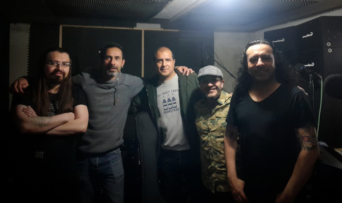 ASarraldeDelgad's tweet photo. Foto del ensayo de la banda completa después de 16 meses que no nos podíamos reunir; ahora ya vacunados pero prudentes nos reunimos a hacer lo que más nos gusta: MÚSICA! Muchos recuerdos, risas y proyectos.
@themicebox1 #themicebox #rock #pasto #colombia https://t.co/y9lJ1McDSU