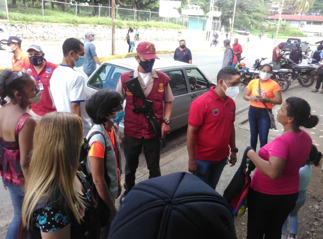 guarico_f's tweet photo. En el marco de la Semana Radical 7+7, se realizó abordaje preventivo en paradas de transporte público y establecimientos comerciales, haciendo llamados de atención en el cumplimiento del uso correcto de la mascarilla y el distanciamiento social.
#ProducirEsVencer 
#Roscio https://t.co/vMUU3tLxFg