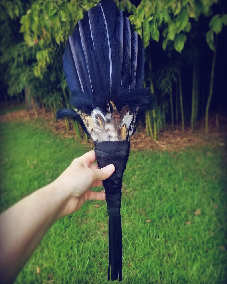waxandwanewands's tweet photo. Extra Lg 20x10 inch Crow/Raven/Owl Cruelty-free smudge fans, now available in my Wax &amp; Wane Etsy shop! 8 huge feathers. So stunning! Sale in my shop, through the weekend. Use coupon code: SUMMEROFLOVESALE for 15% off at Checkout! 🦉🦅🌟
https://t.co/QP9BcfFa2o #etsy #smudgefan https://t.co/BkYv493TuA