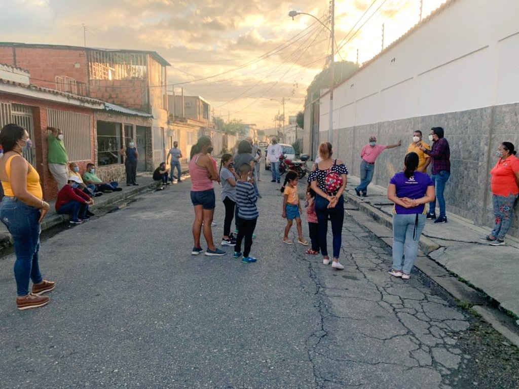 confederalvarez's tweet photo. Nuestros vecinos de la calle Cantaura de la urbanización Bolivar Sur hoy nos recibieron con mucha alegría y entusiasmo convencidos de que son protagonistas del cambio de nuestro municipio https://t.co/RsLbXh0kZw