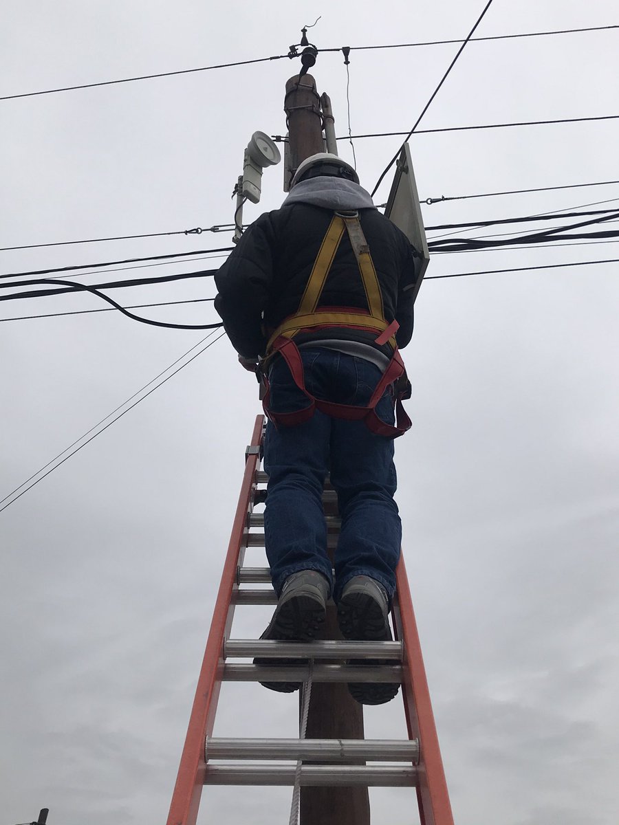 SSIeICChubut's tweet photo. Nuestro equipo técnico se encuentra trabajando en el mantenimiento de las cámaras de seguridad úrbana de la Ciudad de Puerto Madryn, avanzando con el reacondicionamiento de las conexiones y sistemas informáticos.

#MasSeguridad #MasMonitoreo https://t.co/DK5wntsx8F