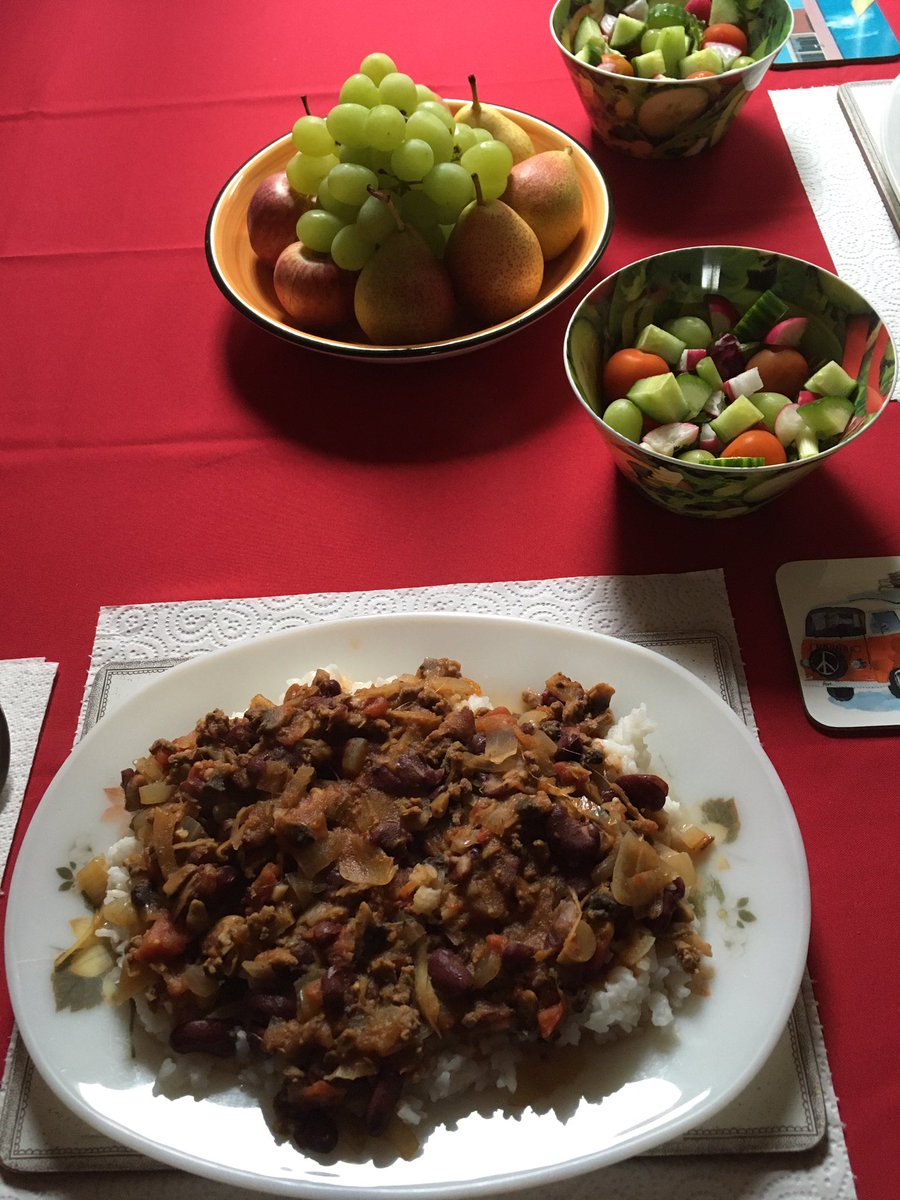 Jan_Lentzos's tweet photo. Barry cooked a delicious Chilli con Carne 😋 And served it with rice & salad 👨🏻🍳
🌶🥘🌶🍚🥗🌶🥘🌶🍚🥗
#HomeCooked #HotAndSpicy #ChilliConCarne #BeefMince #Onions #Garlic #ChilliPepper #GingerRoot #Tomatoes #KidneyBeans #HotChilli #Rice #Salad #LovelySupper #AtOurTable #ChilliHeads https://t.co/tzlB9Pcehi