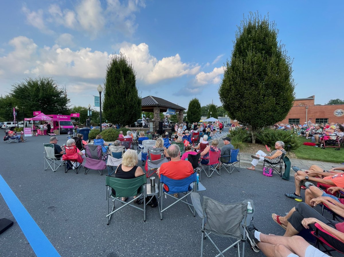 Kicking off the weekend at #Randleman Market &amp; Music 🛍🎶

Pick up your free T-Mobile Beach towel from my friends @TMoTruckNorthNC 🚚🎉

#NorthCarolina #CommunityEngagement