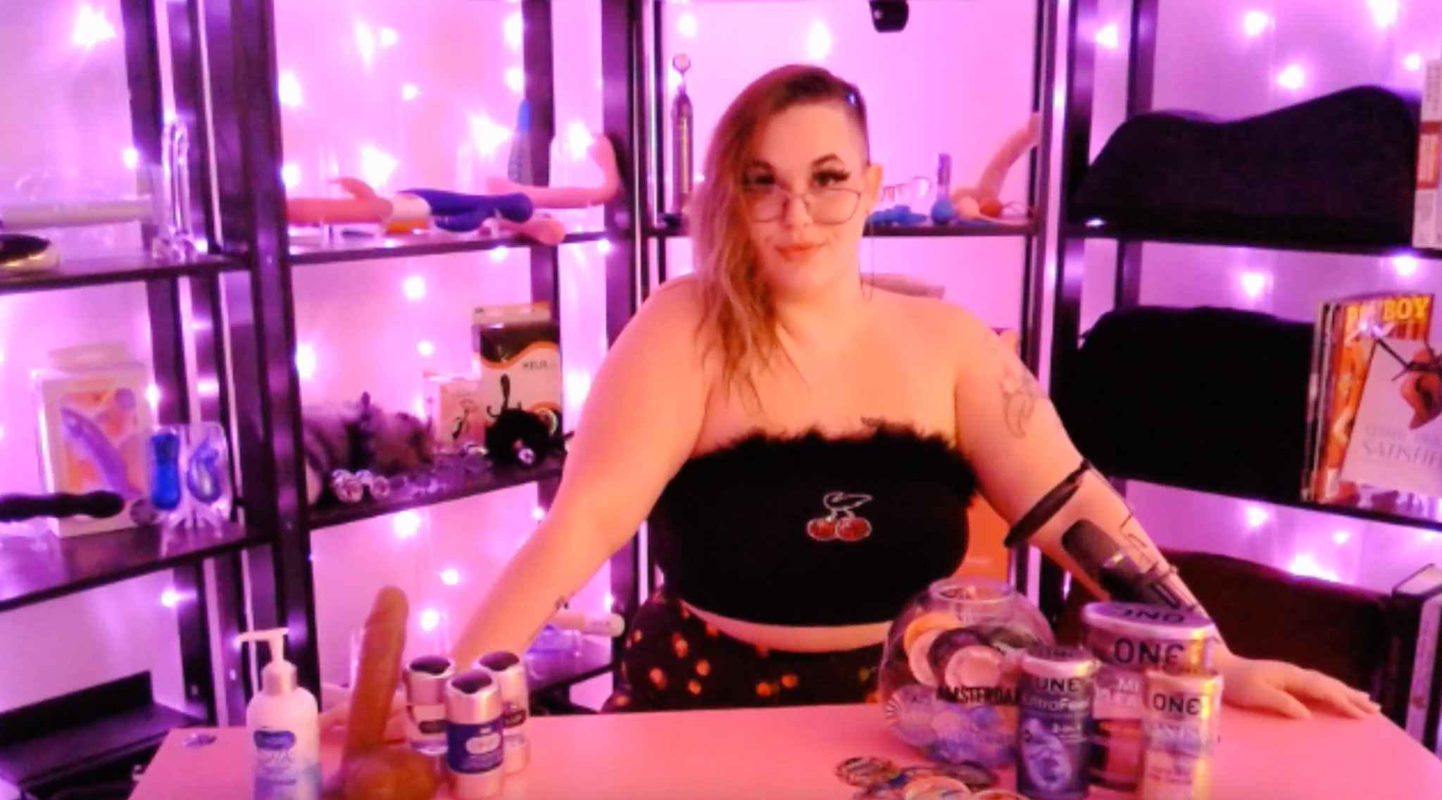 I am so excited to be partnered with @ONECondoms! So excited that I made a -Brand Highlight- on my channel! Come hangout and watch me go over all the amazing products @ONECondoms has created! Link: https://t.co/MubTVM0XH0 https://t.co/LhVkbMIe3O