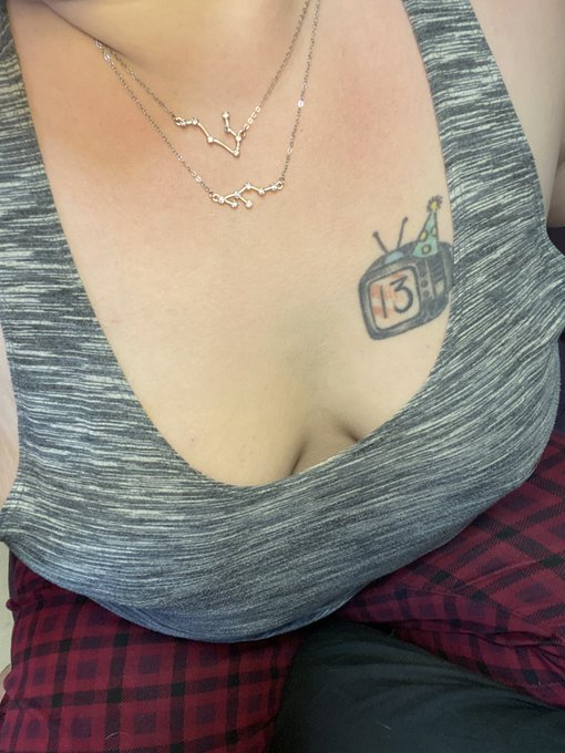 trying to decide which ring light setting makes my tits look best https://t.co/93pPxLBukc