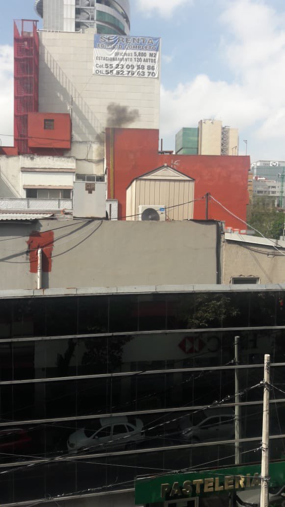 acnunezg's tweet photo. Hora 12, respirando diésel cortesía de @losabuelosmx @Casa_LosAbuelos. Sin poder ventilar y escuchando el motor de su planta auxiliar porque no quieren pagarle a la @CFE_Contigo RT. Ayuda @ColoniaFlorida @AlcaldiaAO @lialimon @NoticiasImagen @Radio_Formula @SEDEMA_CDMX https://t.co/XRrbd2IviL