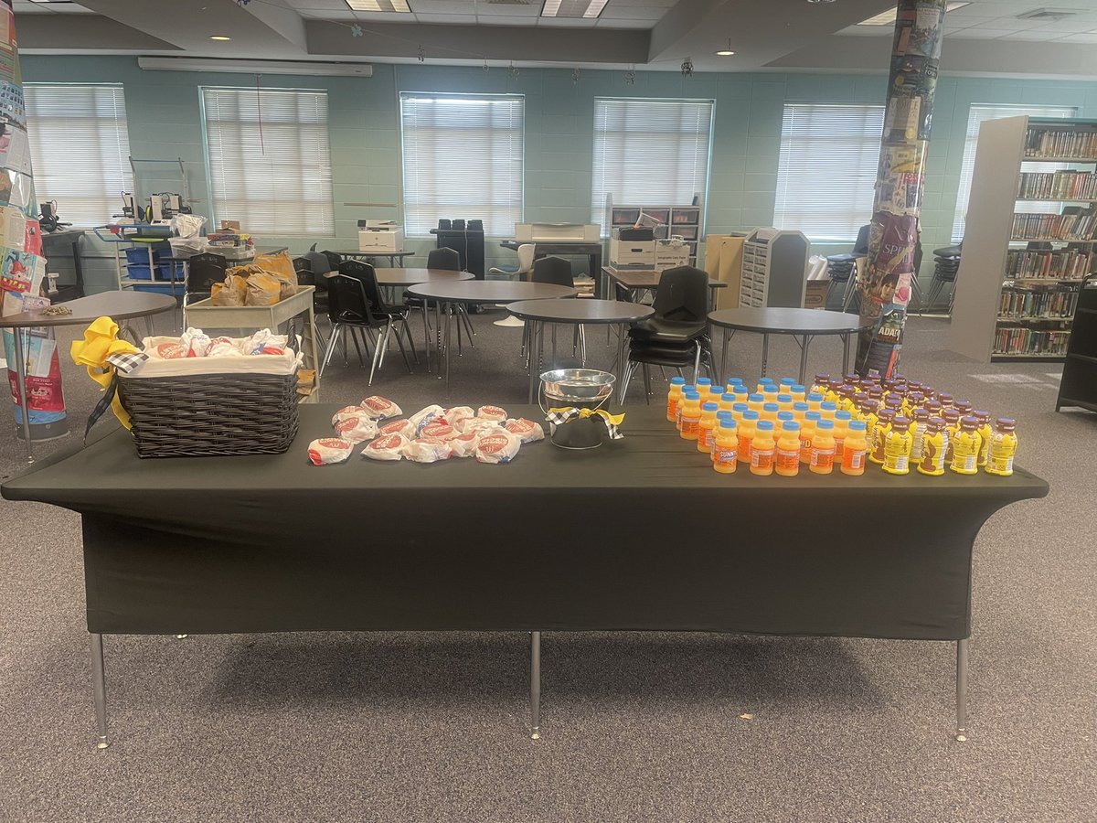OGMSWarriors's tweet photo. A huge thanks to the best PTO for sponsoring our new student breakfast this morning!  Students that are brand new to LCSD were treated to biscuits and drinks!  We are so happy to have all of our new additions! #ogmstheoriginalgrove #warriortradition #waymakerslcsd https://t.co/W3or9YtzCL