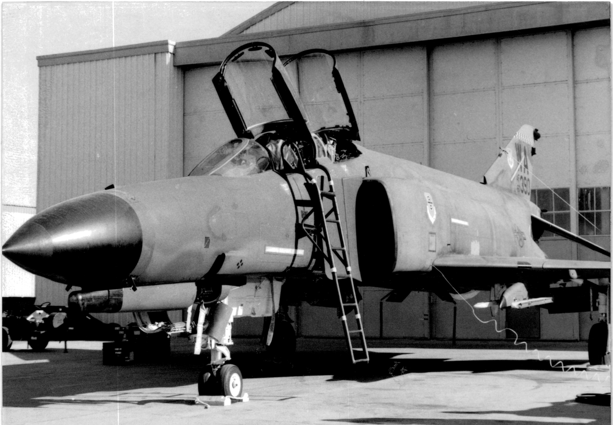 WeaponsSchool's tweet photo. #FighterFriday The F-4C Phantom II became a part of the USAF Fighter Weapons School in 1965 and the last class graduated in the fall of 1988. The #F4C was extensively used during the #VietnamWar where the USAF F-4 Pilots scored over 100 MiG kills. 
#USAFWS | #Phantom https://t.co/cuU8O7S5YM