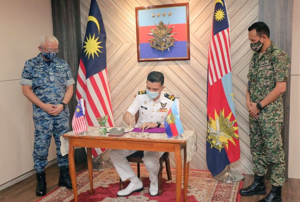 WON_8th's tweet photo. 30 JULAI 2021:
Kunjungan Hormat Ke Atas Panglima Angkatan Tentera Jeneral Tan Sri Dato’ Sri Hj Affendi bin Buang TUDM. Kunjungan Hormat ini diharap dapat mengeratkan pertukaran pendapat dan Idea Warga TLDM bersama Panglima Angkatan Tentera Malaysia. #CourtesyCall #NavyPeople https://t.co/GaJ6cllsVT