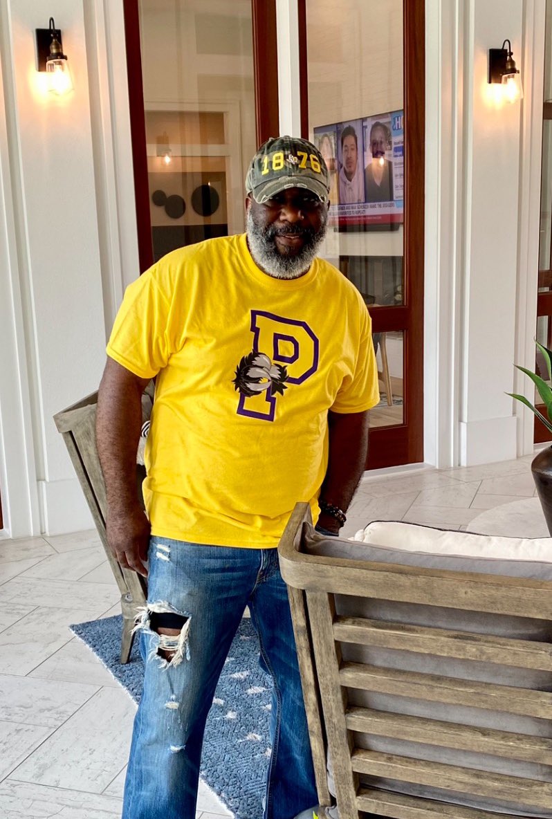Campus_Activity's tweet photo. #meetmeoncampus Michael in the PVAMU mascot tee 💛💜🐾
.
.
#campusactivity 📓
#PVAMU #prarieview #swac #hbcu #hbcugrad #hbcualum #blackpanther #panthers https://t.co/3xPrCJuLpr