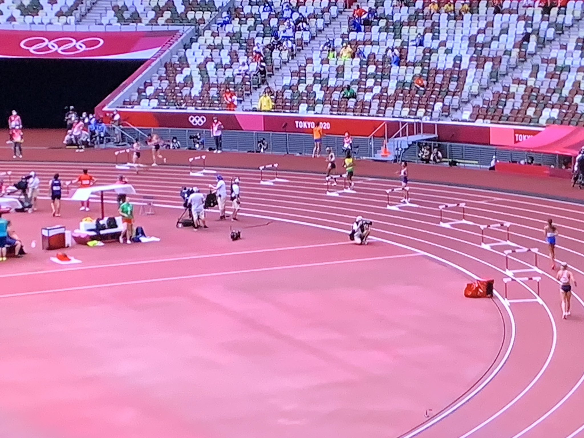 Devon Eth レディー ガガ Chromatica Ball Attendee Witnessing Women S 400m Hurdles There Was A False Start And The Ukr Runner Maria Something Randomly Stopped Running And Got A Penalty Athletics 陸上競技 Tokyo