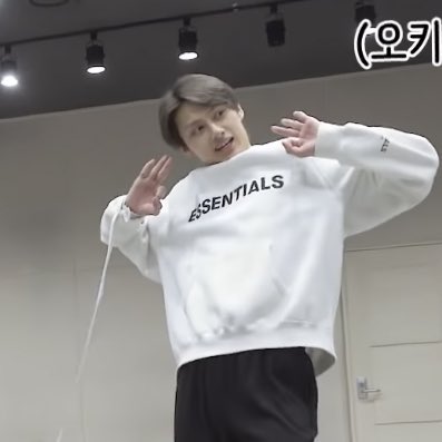 wjhmeow's tweet photo. paws up, junnie! but in pocket size https://t.co/mhId5CSfLi