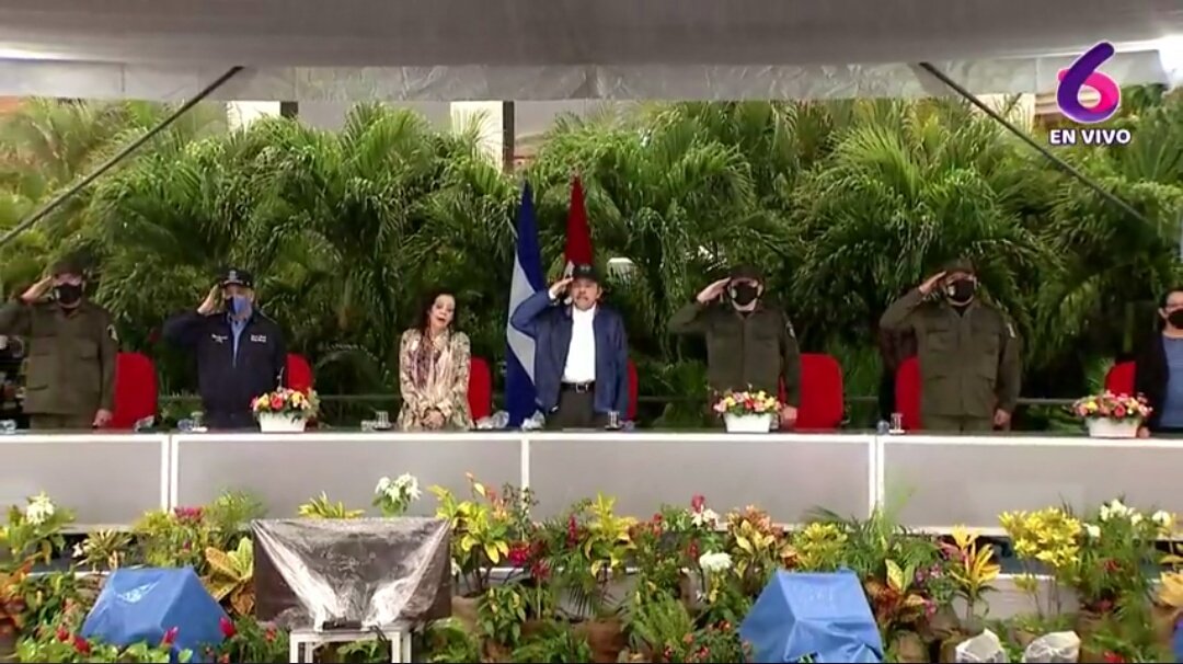 Todos atentos compañeros viendo la transmisión del 42 Aniversario del Ejército Nacional De Nicaragua❤️🖤✌️ en donde hablará nuestro Comandante Daniel Ortega.
Orgullosa de nuestro ejército que defiende a la patria y da su vida por ella.