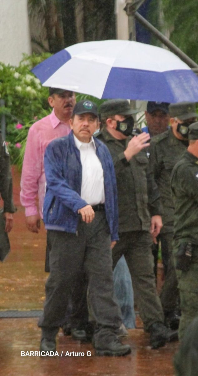 Ahora va a decir el ridículo de Dino Andino, que el q estaba bajo el paraguas era El Comandante y el que camina bajo la lluvia era el doble.😅🤣🤣🤣🤣

Mi Comandante ahí, dándolo todo. No hay lluvia que lo detenga.
#TodosLosTriunfosSonDelPueblo