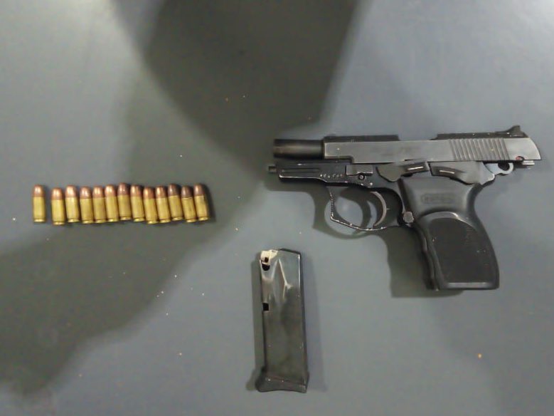 Anoche en Pablo Podesta, Móvil COM 3F junto a Policia Local de Tres de Febrero, en recorrido preventivo emprende persecución y logra aprehender a dos delincuentes que habían intentado cometer ilícitos momentos antes. Se secuestró un arma de fuego y la moto en la cual circulaban.