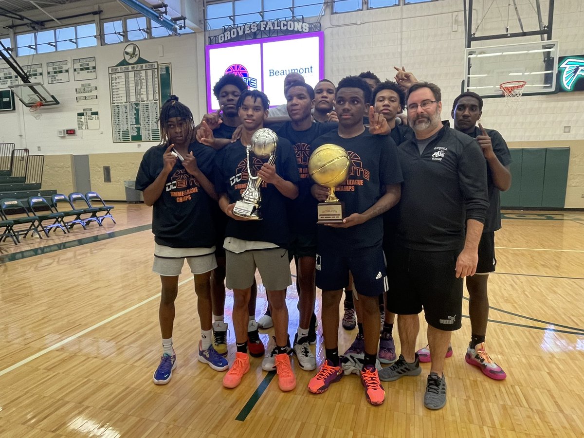 DetroitLoyolaBB's tweet photo. DC Elite Summer League Champions 🥇🏆🏀 https://t.co/k8KZCfVmhl
