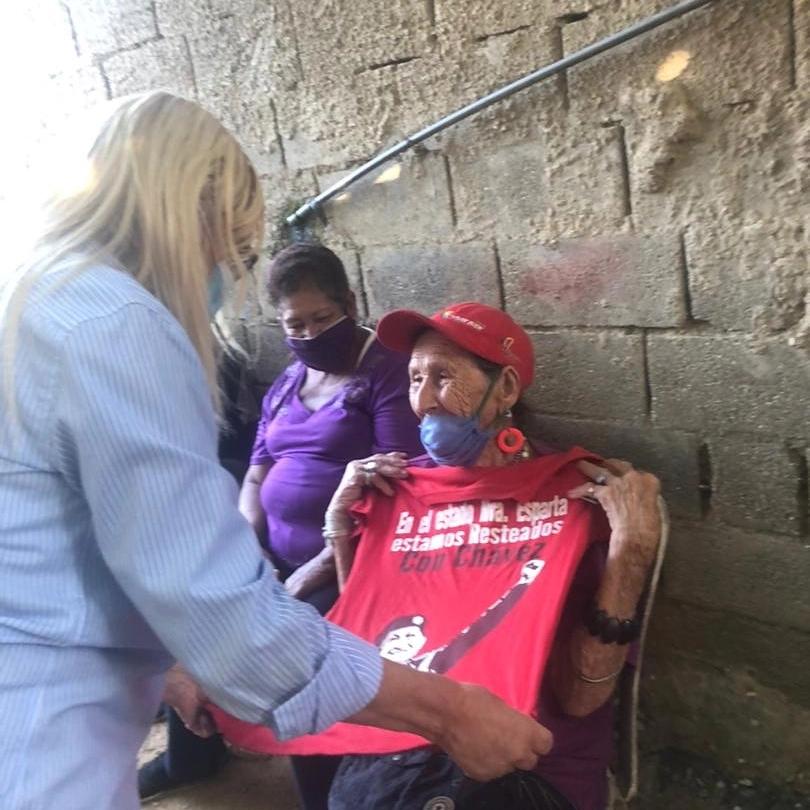 Nuevaespartaco2's tweet photo. El tener el contacto con ese pueblo que está desasistido, me compromete a trabajar en ser más Eficiente y Progreso. Hoy te hablo a ti, para que esté 8 de Agosto  votemos por #Milkaolivero para que sea la Candidata a la Gobernación.  #ChavezCorazonDelPueblo https://t.co/4ufxjg1EDN