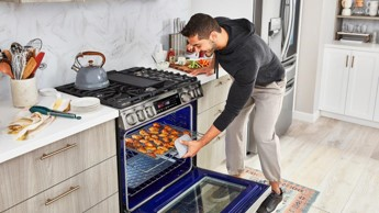 LGSEASF's tweet photo. Bring on the wings — without the grease,  guilt, or crazy cleanup. #LGRange’s built-in Air Fry is a great alternative for this deep fried summer favorite. https://t.co/pBMcHWXJyX #NationalChickenWingDay #LGUS #LGFAM 
@LGUS @lgjoeytorres https://t.co/8njW010GYE