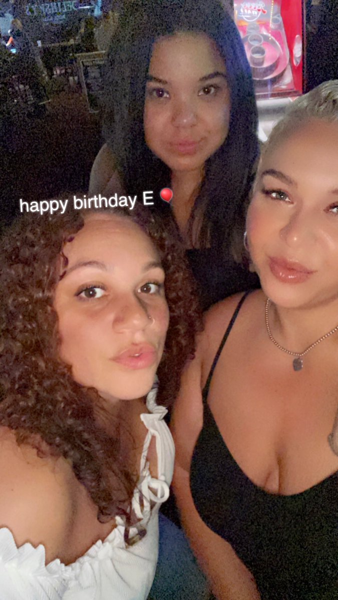 KarmenSandeigoo's tweet photo. #happybirthday Erica 🎈🎈🎈💜 https://t.co/DvFBUOO14k