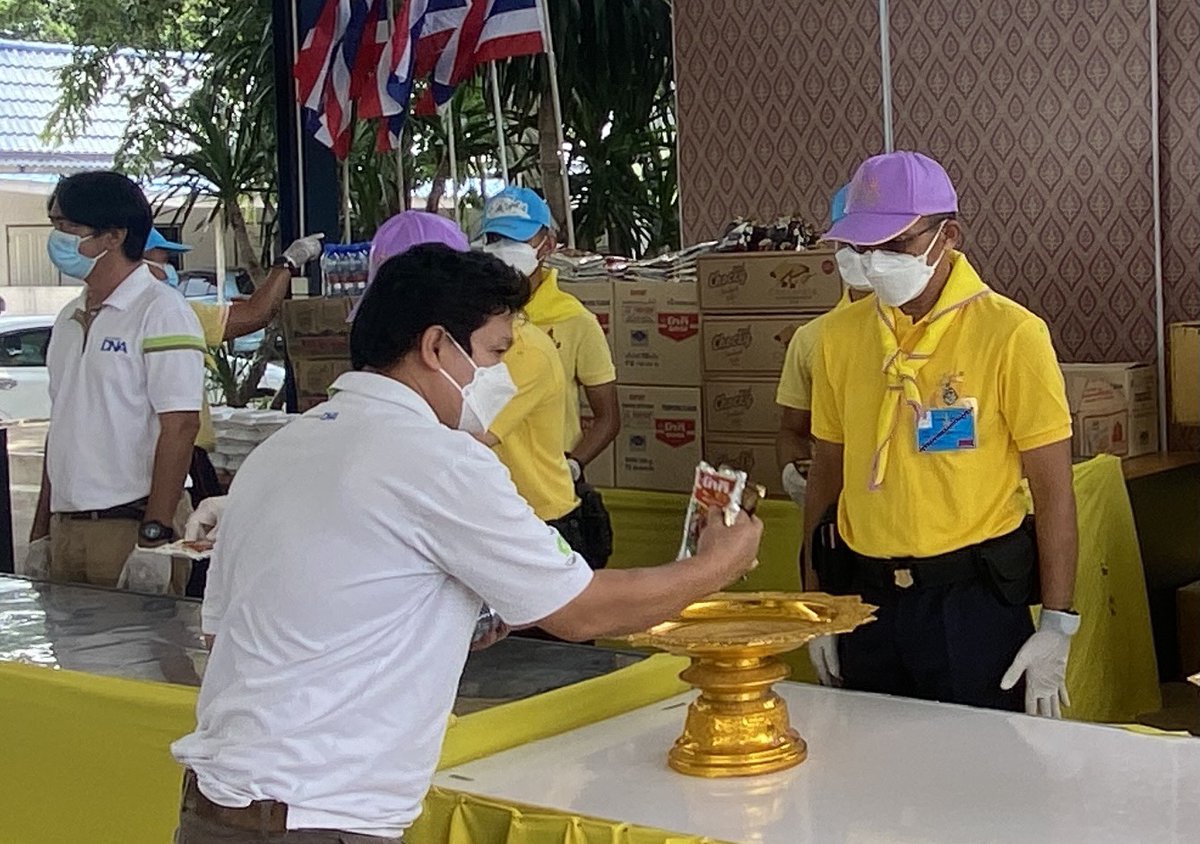 Secondto_2's tweet photo. พล.ต.อิศเรศ พุ่มมาก  ผบ.พล.รพศ.1 ลงพื้นที่ปรุงอาหารเเจกจ่าย ปชช. และได้นำสิ่งของพระราชทานจาก สมเด็จพระเจ้าลูกเธอ เจ้าฟ้าพัชรกิติยาภาฯ ได้แก่ ข้าวสาร น้ำดื่ม และเครื่องอุปโภคบริโภค มอบให้ ปชช. ณ อ.พัฒนานิคม จว.ลพบุรี เพื่อบรรเทาความเดือดร้อน #หน่วยบัญชาการสงครามพิเศษ https://t.co/7J9pkZHw0e