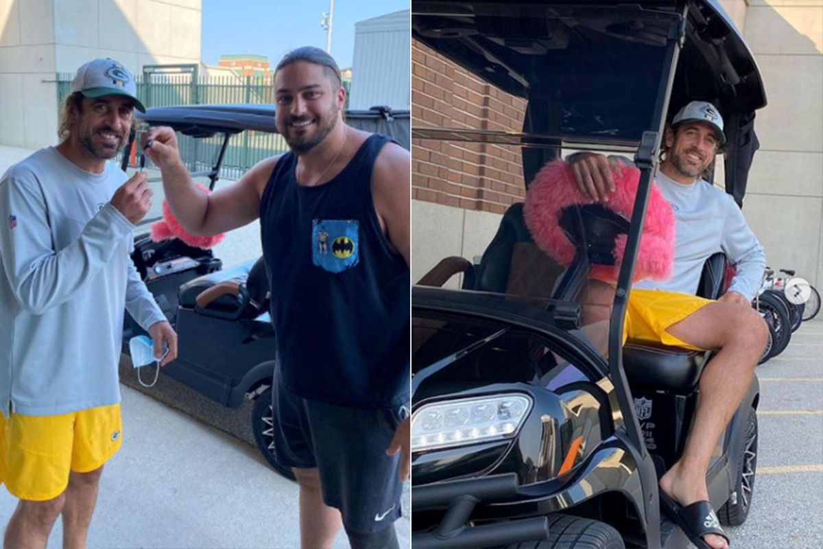 Packers' David Bakhtiari welcomes Aaron Rodgers back with golf cart