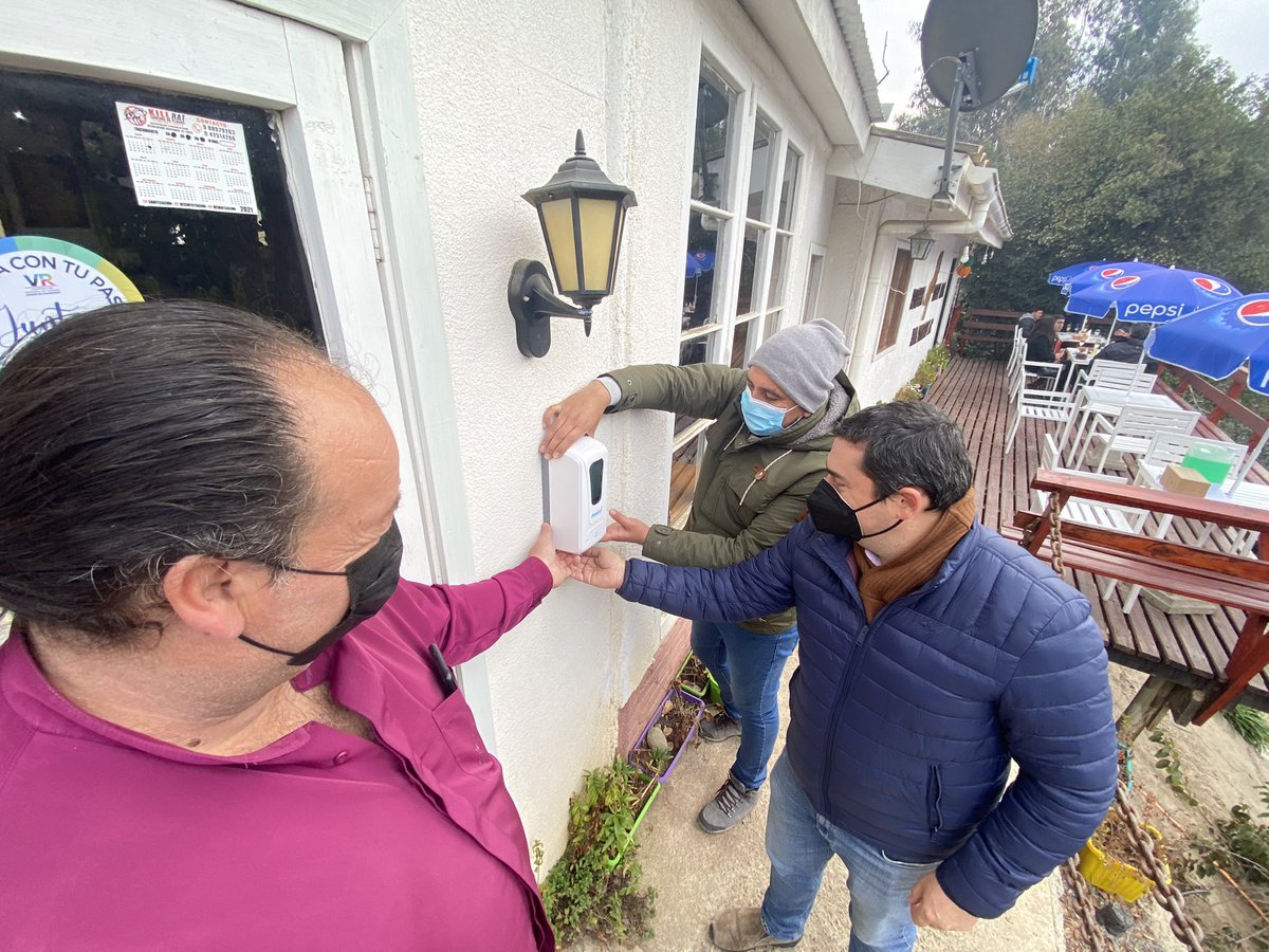 ValparaisoReg's tweet photo. #VRenTerreno junto al consejero Jorge Mora visitamos la comuna de #Cartagena e hicimos entrega de kit sanitario y señaléticas al restaurant Pura Sangre ¡Aún hay cupos para realizar las capacitaciones en implementación de protocolos sanitarios, inscríbete! 👏🏻💪🏻  @JorgeMora_C https://t.co/Px0Ltj8gmk