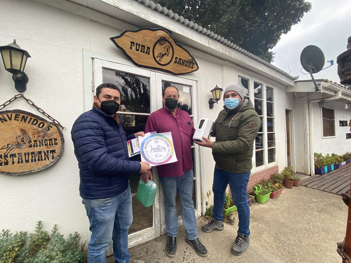 ValparaisoReg's tweet photo. #VRenTerreno junto al consejero Jorge Mora visitamos la comuna de #Cartagena e hicimos entrega de kit sanitario y señaléticas al restaurant Pura Sangre ¡Aún hay cupos para realizar las capacitaciones en implementación de protocolos sanitarios, inscríbete! 👏🏻💪🏻  @JorgeMora_C https://t.co/Px0Ltj8gmk