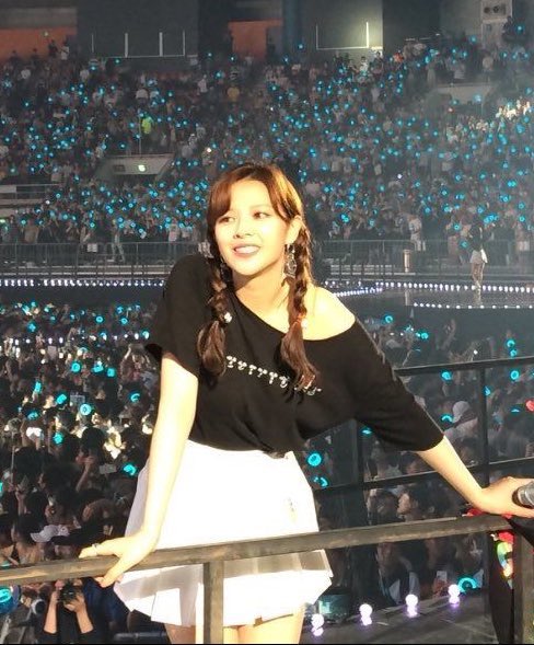 TWICESJEONG's tweet photo. concert photos of jeongyeon makes her look so radiant and gorgeous https://t.co/Jfkki4XvVj