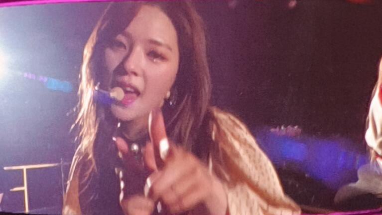 TWICESJEONG's tweet photo. concert photos of jeongyeon makes her look so radiant and gorgeous https://t.co/Jfkki4XvVj