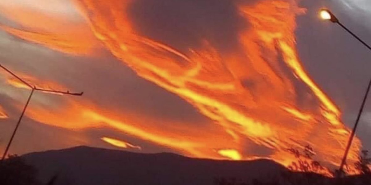 Esacheu's tweet photo. Imagens impressionantes do fogo que consome florestas e cidades na Turkya. https://t.co/ZPIj1DNWBE