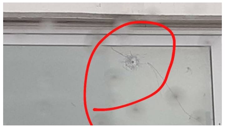 mauroszeta's tweet photo. A una oficial de la Bonaerense se le escapó un tiro adentro de la fiscalía 6 de Villa Gesell. De milagro no hirió a nadie. Todo paso en el despacho de la fiscalía que investiga el asesinato de Fernando Sosa. Vía @LeoLuceroOK de FM Impacto. Investiga UFI 8 y Asuntos Internos. https://t.co/iH3wRqXyUI